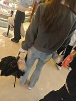 街拍翘臀紧身牛仔裤美女1