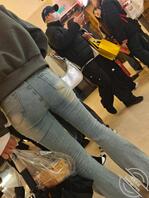 街拍翘臀紧身牛仔裤美女2