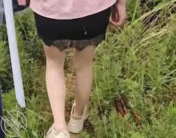 【兄妹户外乱伦】妹妹陪哥哥去户外钓鱼，中途勾引亲哥做爱，在河边露天激情。