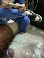 一直想和妹妹做爱，先从她的鞋子下手了0