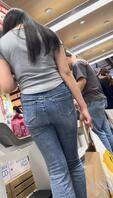 超市偶遇紧身牛仔肥臀大奶子少妇 趁她专心购物来回摩擦大屁股好舒服啊 2