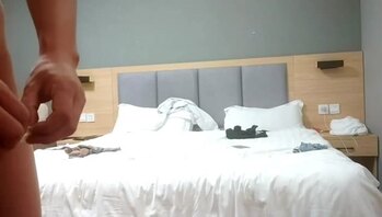 3-绿帽男友哪里知道女友被长发艺术青年给草了，如此清纯的女友，身材刚刚好