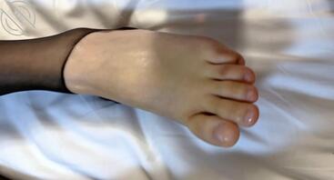 用精油给亲姐按摩使她大声呻吟0