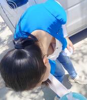 偷拍邻家少妇户外走光露奶 被下棋大爷们看光了0