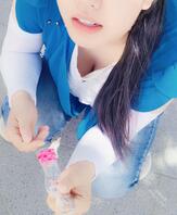 偷拍邻家少妇户外走光露奶 被下棋大爷们看光了1