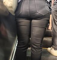 少妇的黑色紧身牛仔裤2