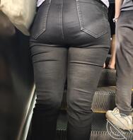 少妇的黑色紧身牛仔裤