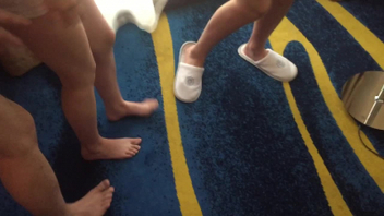 [原创]换妻4P两个老婆比赛看到底谁的口活厉害，能先口出来