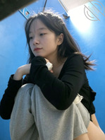 真实露脸厕拍，04年女大学生学妹刘蕾，附生活照0