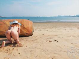 就喜欢把逼露出来---身材很棒的美女，海边赶海人前露出，人前，人前0