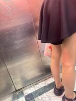 电梯里偷拍黑色短裙小姐姐，可惜男朋友在旁边站着