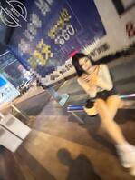 街头偷拍：腿挺长、胸好小0