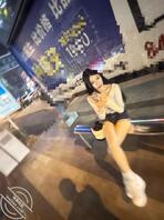 街头偷拍：腿挺长、胸好小1