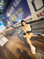 街头偷拍：腿挺长、胸好小2