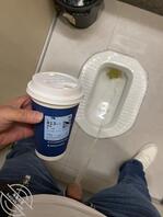 偷拍同事裙底往她咖啡里尿尿0