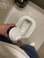 偷拍同事裙底往她咖啡里尿尿1