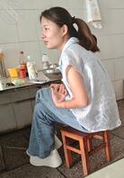 偷拍吃早点的年轻少妇，身材苗条，长的也不错。1