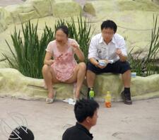 偷拍豪放女在广场跟男友吃串串居然大腿张开开露内裤1