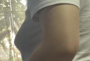 小姨子这个骚货没穿内衣在客厅走来走去当我不存在？