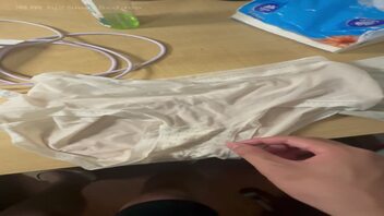 偷拿亲妈原味沾我的精液