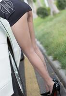 红底朝天，快乐无边。车外不方便，到车里露出1