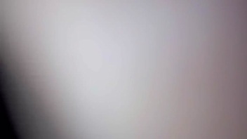 被窝里操老婆骚逼，告诉她拍给别的男人看特别兴奋