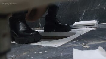 厕拍黑靴无毛（视频来喽）白带流到屁眼