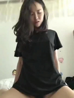&ldquo;骚逼好痒，操的好深&rdquo; 极品骚货露脸实拍衣服都来不及脱就骑在鸡巴上