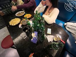 【一小时原创】记录精彩换妻聚会,淫乱的脱衣服游戏,让两女穿上丝袜共侍一夫0