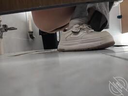 偷拍同学上厕所，这个人特别骚1