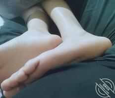 女友想看评论区玩她和大屌射屏，满意的话考虑线下0