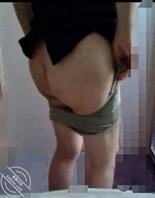 骚妈上厕所，偷拍她的大屁股2