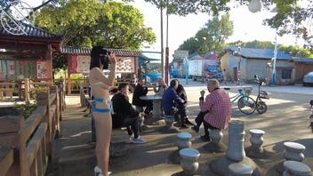 【露出专题】骚逼穿着清凉情趣内衣，大白天公然问路