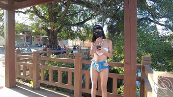 【露出专题】骚逼穿着清凉情趣内衣，大白天公然问路2