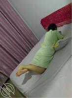 枕着妹妹的大腿,带她王者上分。1