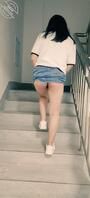 小骚货楼梯间真空露出2