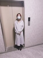 原创）嫂子电梯间楼道露出，地库储藏室做爱，生怕被人看到！嫂子直呼太刺激！