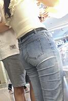 刚和男友，在厕所打完野，来逛超市的牛仔少妇。1