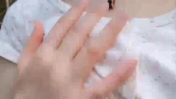 和妹妹的夏天日记在夏天调教妹妹户外露出，给骚穴吃棒棒糖