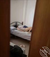趁着骚妈睡觉偷拍，分享给大家0