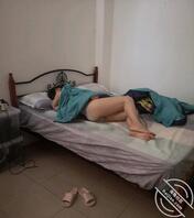 趁着骚妈睡觉偷拍，分享给大家1