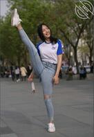 在街上给路人秀一字马的舞蹈美女2