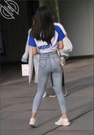 在街上给路人秀一字马的舞蹈美女