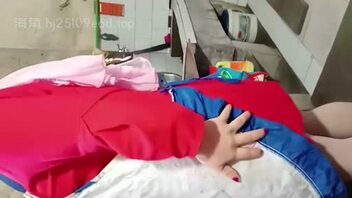 村里留守的阿姨每天都被我无套内射爆操口活很好，被我操喷水喷尿