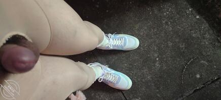 成都小男娘晚上露出，喜欢就来草窝0