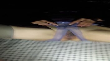 调教媳妇穿情趣内衣，想让她穿开裆内裤和开裆袜出去逛街，看看各位老婆的骚逼