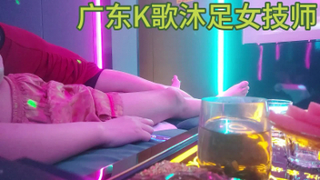 会所骚货技师！性感骚货伸进来摸屌，掏出奶子揉的你爽！强行给你打飞机！