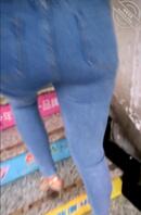 一路跟随时尚紧身牛仔裤骚逼小少妇，尿柱从逼口射出。（搬运）0