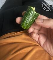 预告炸裂普通贴,女儿用黄瓜,一头吃,一头自慰0
