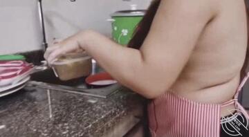 【原创母子】早上起来看见老妈没穿胸罩在厨房洗碗,按耐不住就从后面插了进去2